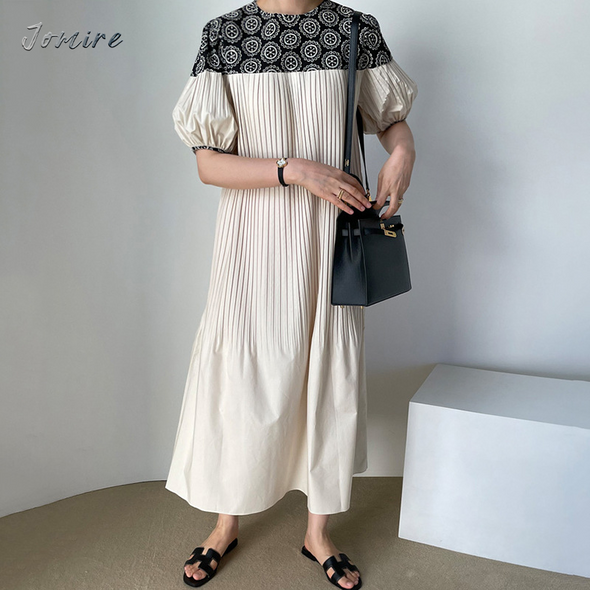 大人カジュアル　体型カバー　パフスリーブ　オーナメント柄　フレアロングワンピース
